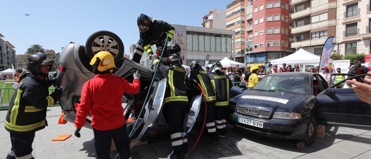 Uno de los momentos del simulacro de atentado en Elche de un vehículo contra viandantes