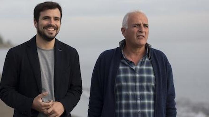 Garzón, padre e hijo, durante un paseo esta tarde por Rincón de la Victoria.