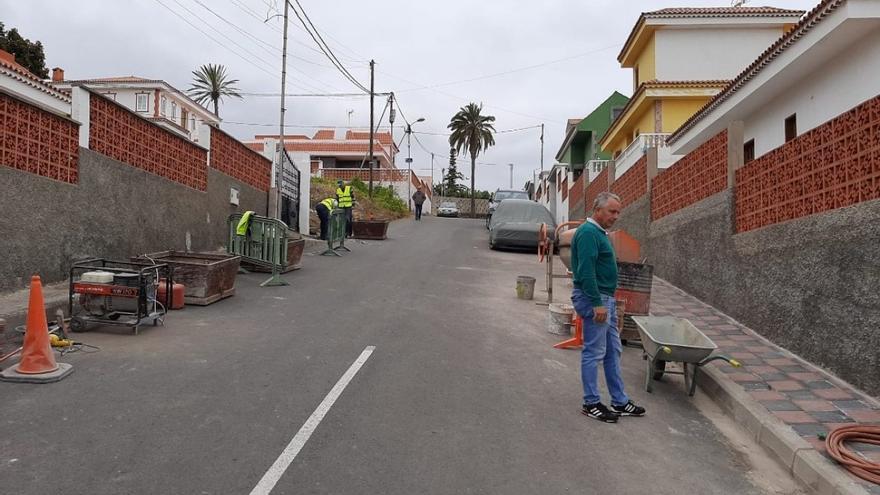 El Ayuntamiento instala aceras y mejora la accesibilidad en Los Dolores