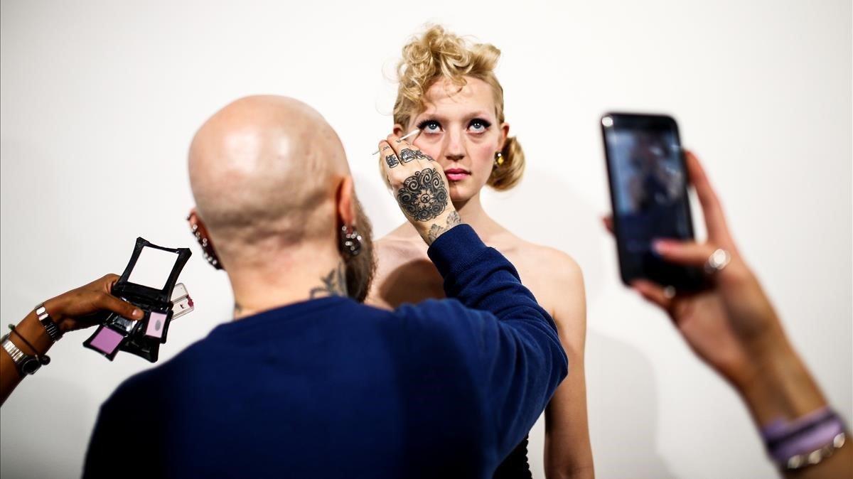 Una modelo se prepara detrás del escenario antes del show ’Mark Fast’ de la Semana de la Moda Femenina de Londres, Reino Unido.