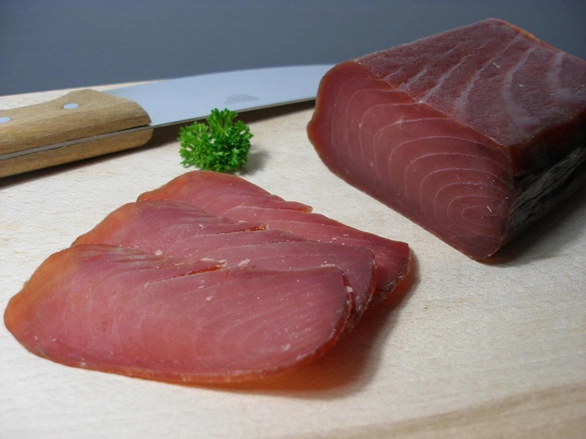 La mojama envasada al vacío mantiene su calidad durante seis meses, según la investigación del Ifapa en Córdoba.