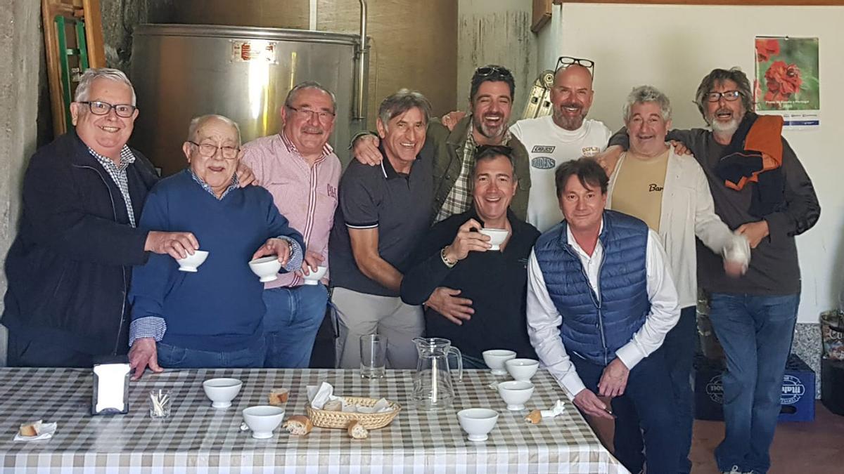Los Pitrini Boys, apurando unas tazas al modo galaico.