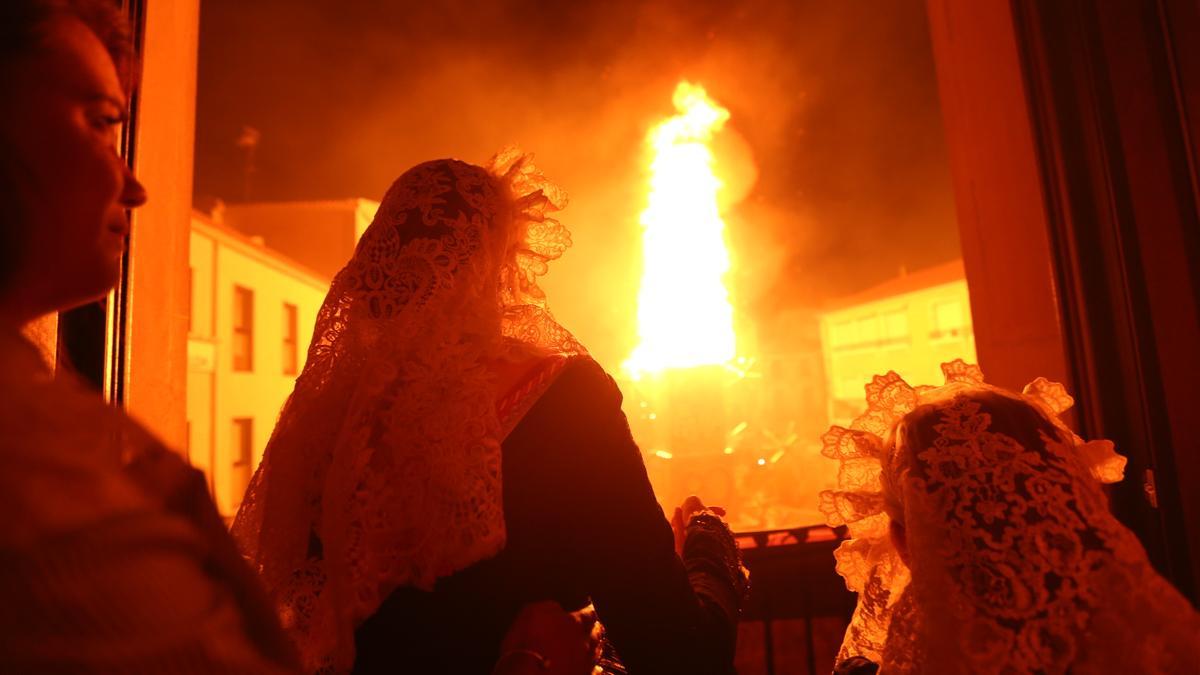 La última &quot;cremá&quot; de las Fallas de Elda.