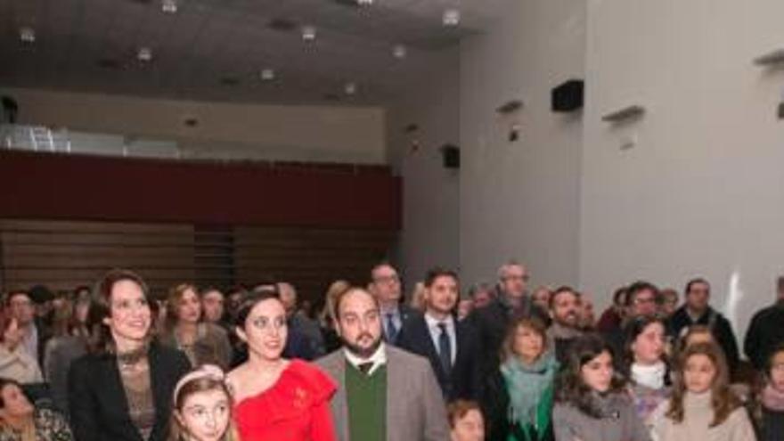 La alcaldesa y las dos falleras mayores ojean el «Foc i Flama» instantes después de terminar el acto de presentación. A la derecha, el momento en el que entran en el salón.