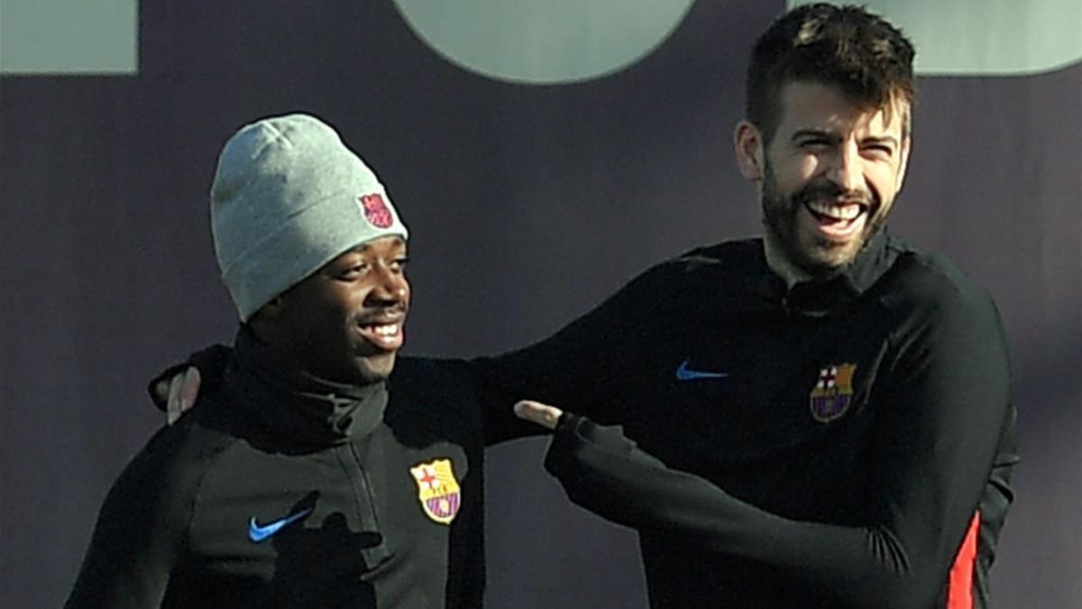 Piqué bromea con Dembélé en un entrenamiento.