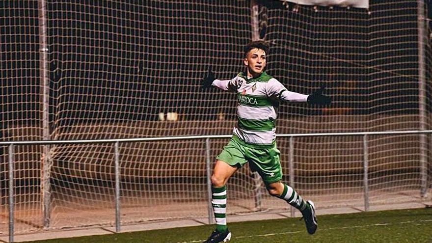 Àlex Calatrava celebrant un dels sis gols del curs passat