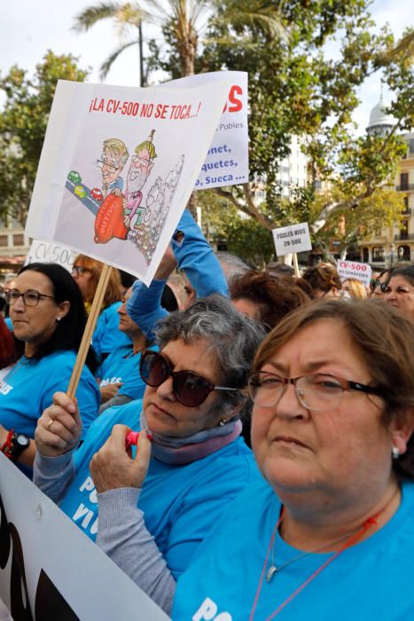 La protesta con tractores por las medidas de pacificación de la CV-500 llega a la ciudad