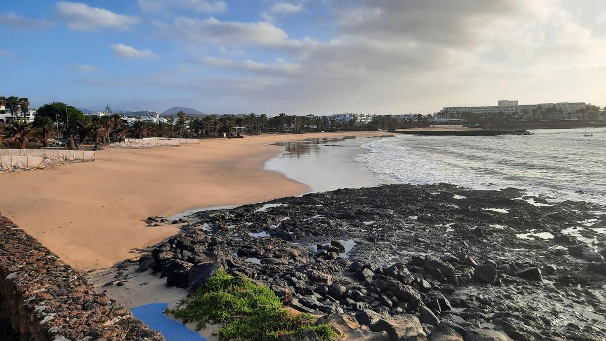 Playa de Las Cucharas, en Costa Teguise, este lunes, 8 de mayo de 2023.