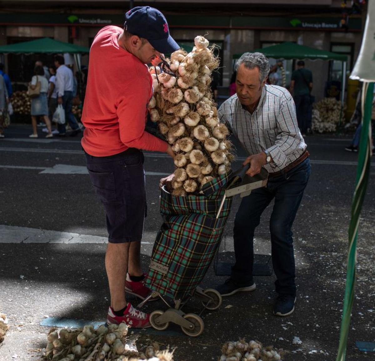 Una avenida y 300 toneladas de ajo