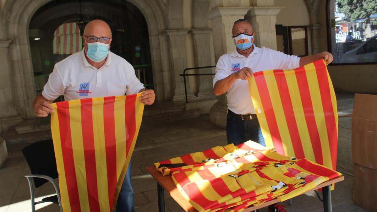 Voluntaris lliurant senyeres a Figueres.