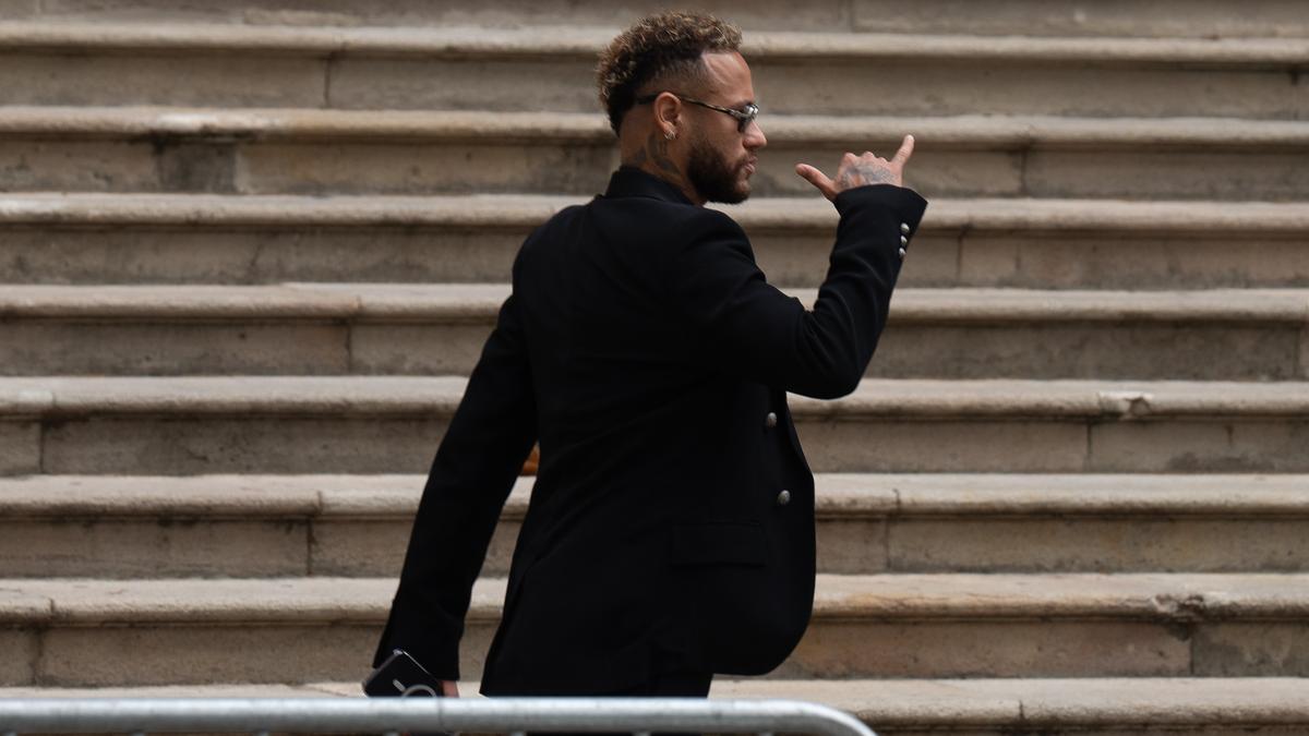 Neymar saluda antes de entrar al juicio.
