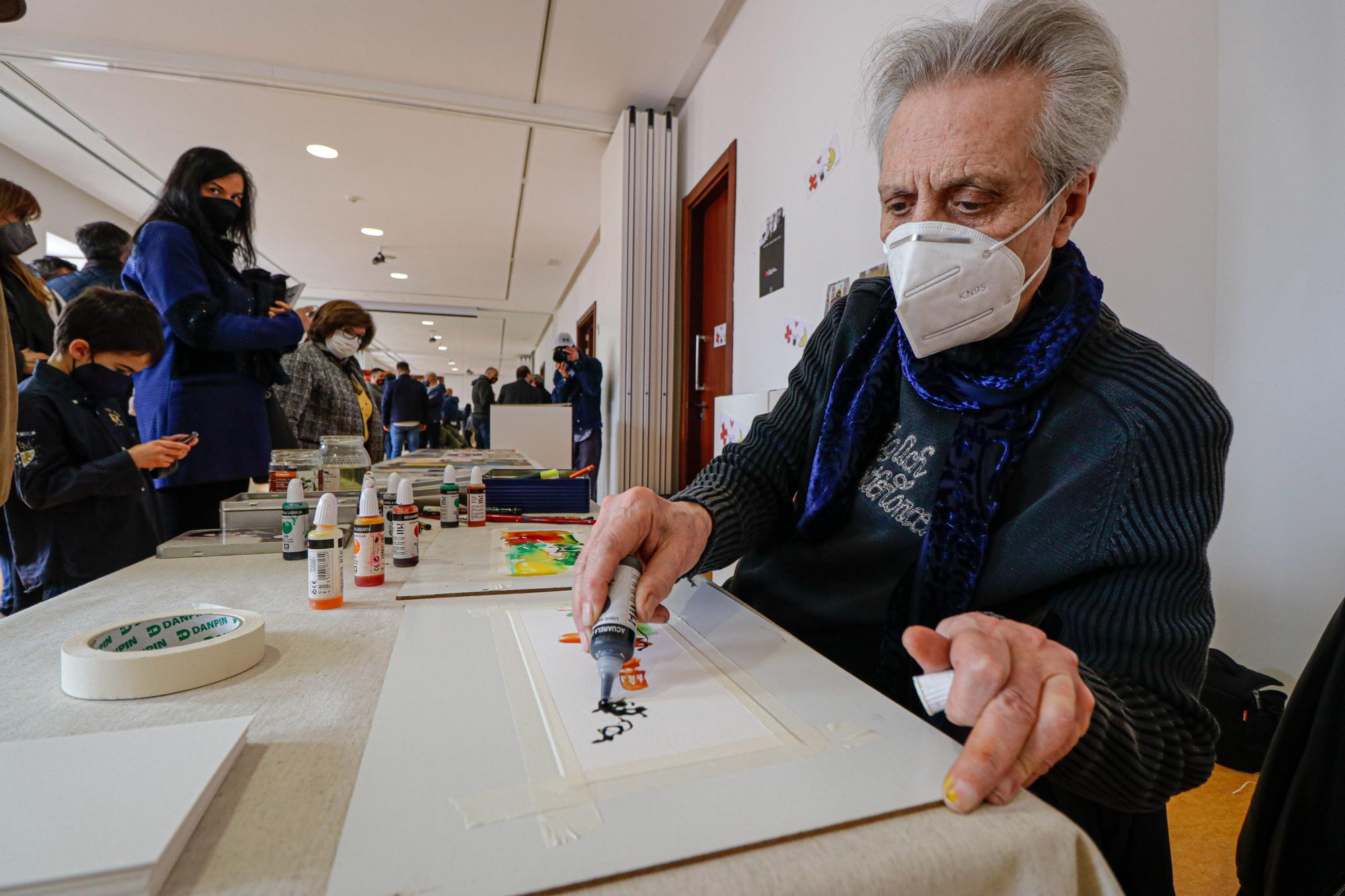 El IVAM acoge en Alcoy un mercadillo con obras de seis artistas locales que reflejan toda la esencia de los Moros y Cristianos