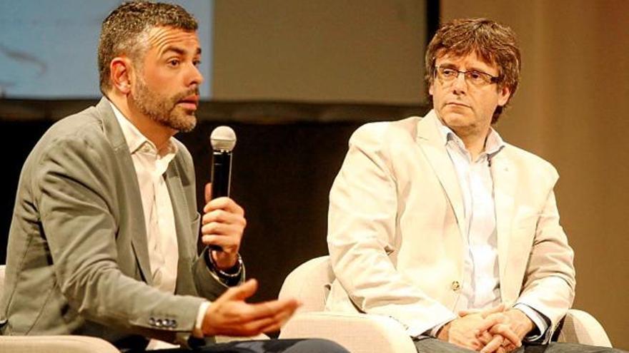 Vila parlant en la presentació del llibre, al costat de Puigdemont