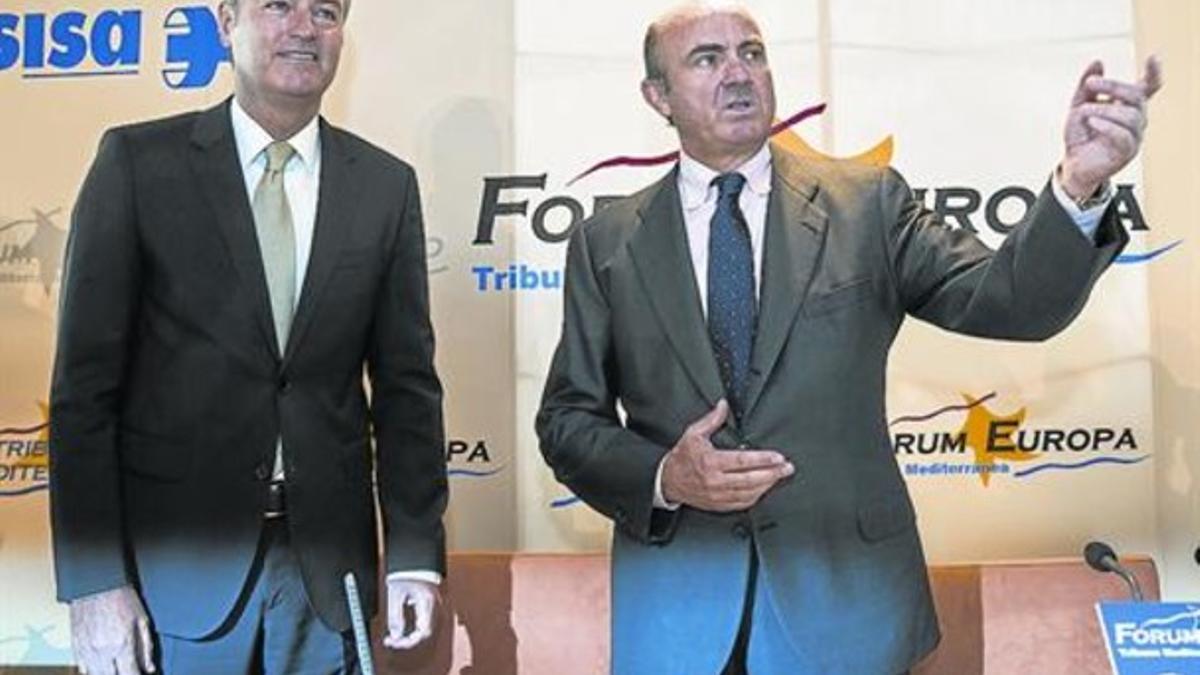 El presidente de la Generalitat valenciana Alberto Fabra y Luis de Guindos, ayer en un foro en Valencia.