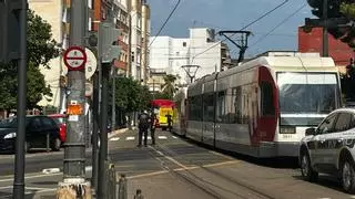 Herido de gravedad al ser atropellado por un tranvía en València mientras cruzaba con su patinete