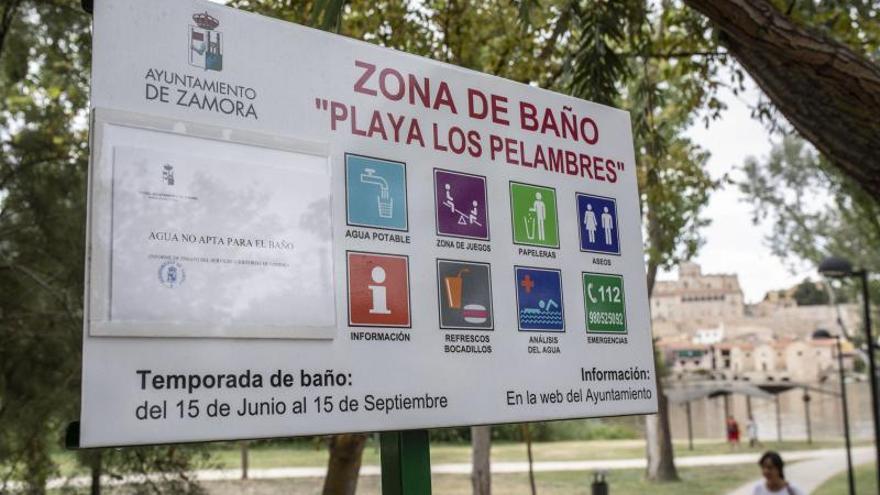 Cartel de agua no apta para el baño colocado en los Pelambres