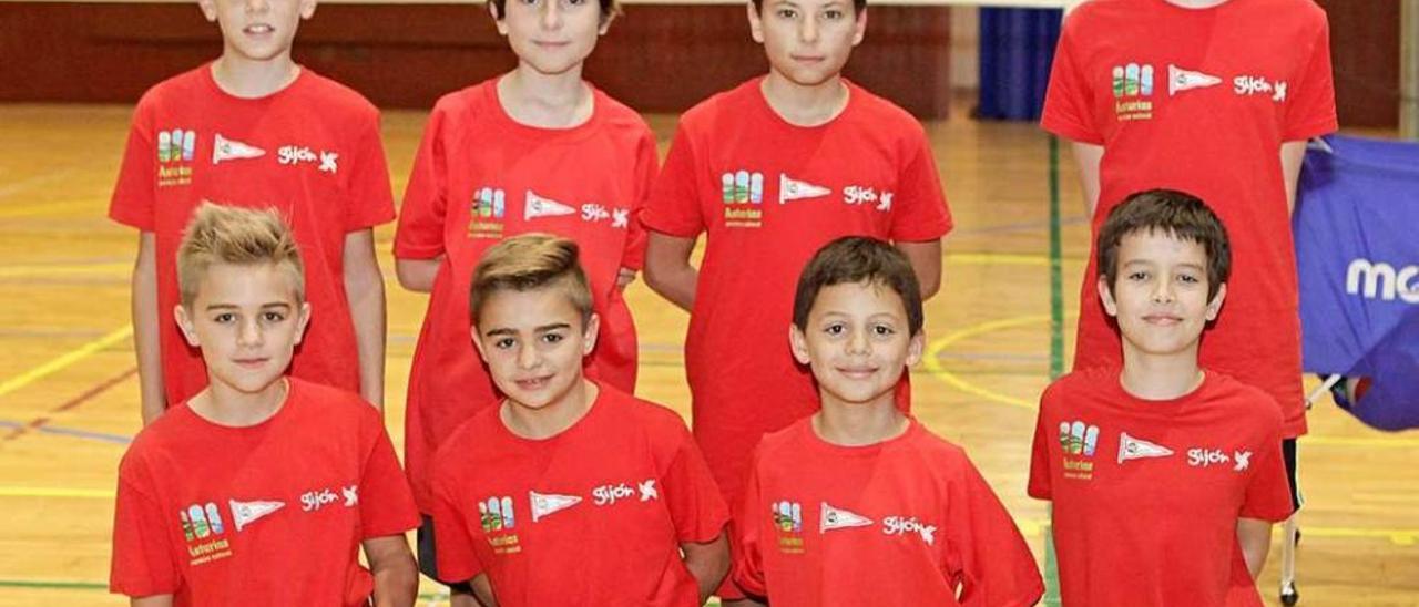 Equipo infantil masculino de voleibol.