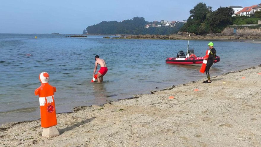 Pruebas para la selección de socorristas, ayer, en la playa de O Con. | Gonzalo Núñez