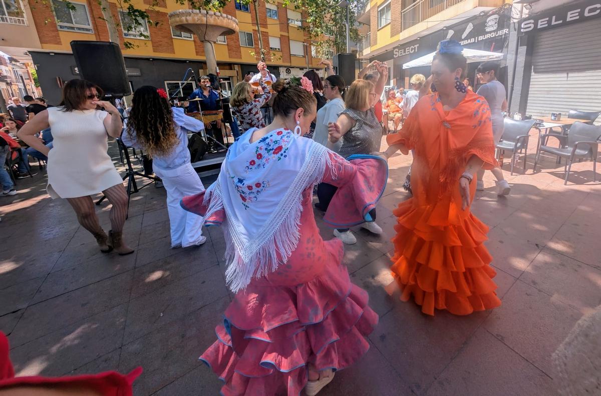 Los bailes de sevillanas han animado la mañana en la plaza de Los Dolores.