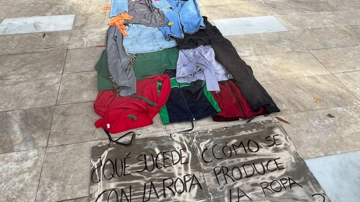 Una performance denuncia el uso y el abuso de ropa. | CONSELL DE EIVISSA