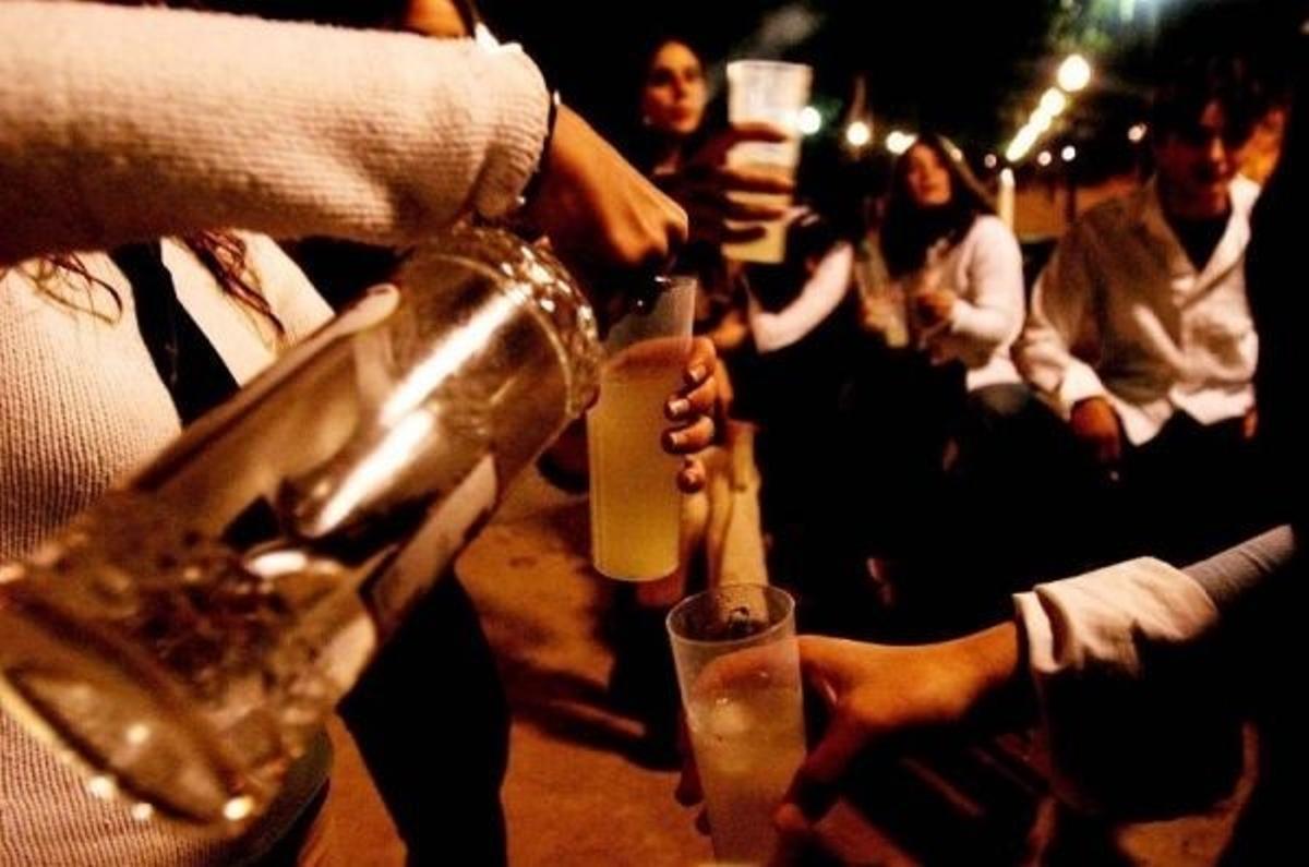 Jóvenes en un botellón