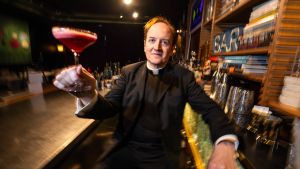 Imagen de archivo del padre Apeles en el Dry Martini Barcelona.