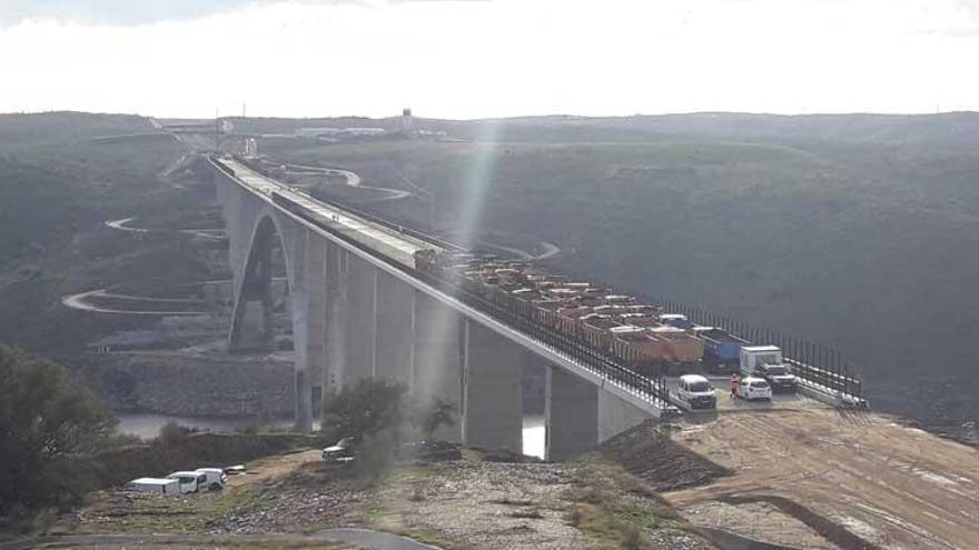 Adif realiza una prueba de carga sobre el viaducto del Almonte del AVE extremeño