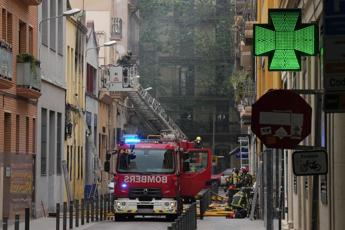 Bomberos trabajan en el edificio donde se ha producido la explosión, a 12 de mayo de 2026, en Barcelona, Catalunya (España). Bomberos trabajan en el edificio donde se ha producido la explosión, a 12 de mayo de 2026, en Barcelona, Catalunya (España).
