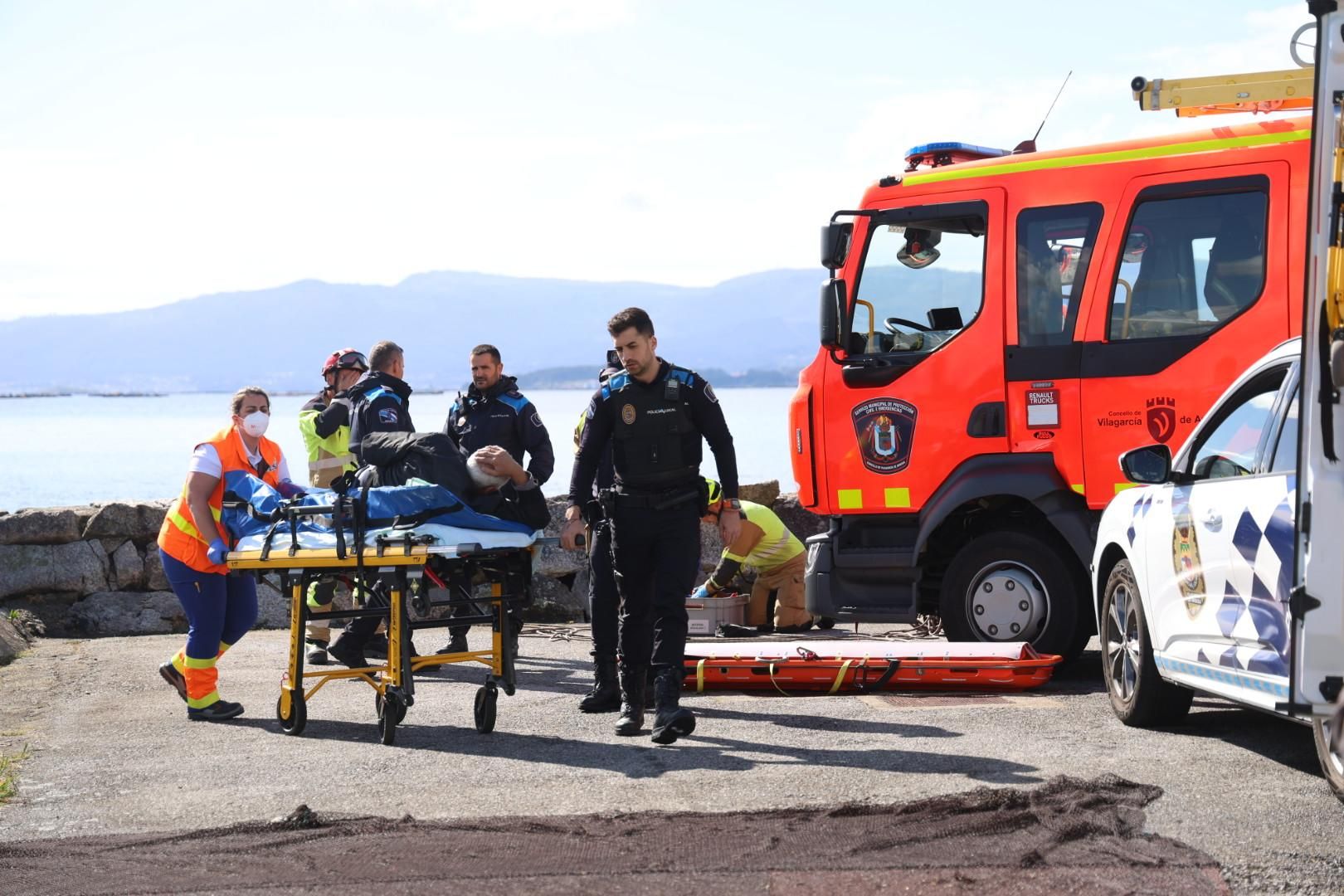 El rescate del sexagenario herido al caer en la escollera de Vilaxoán (Vilagarcía).