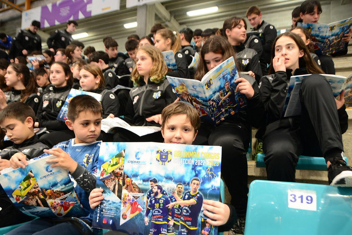 Algunos de los jugadores de la cantera del Cangas con sus álbumes.