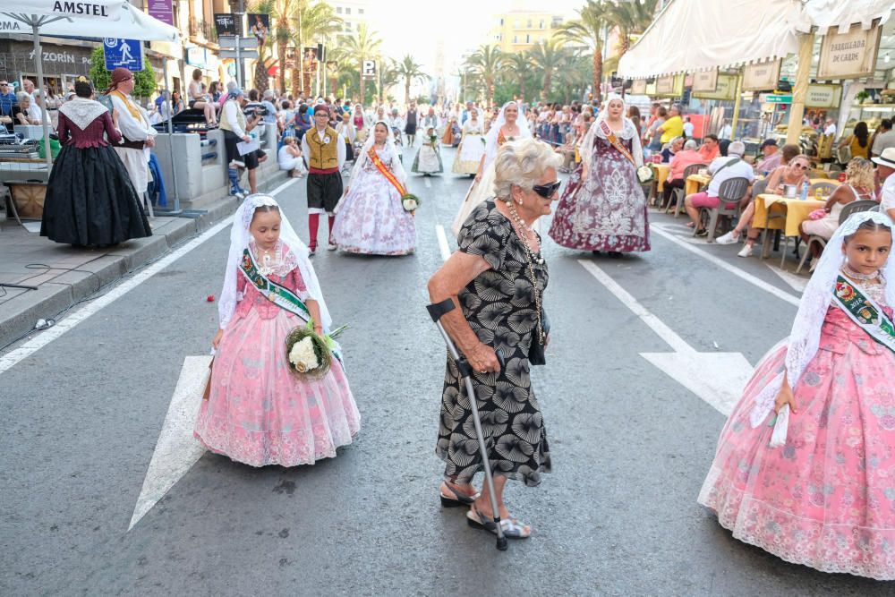 Los festeros aprovechan la Ofrenda para protestar contra la violencia de género con flores y lazos morados