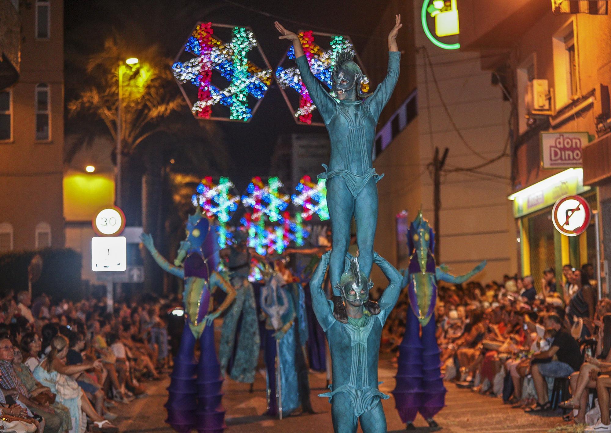 Desfile multicolor de las fiestas de Santa Pola