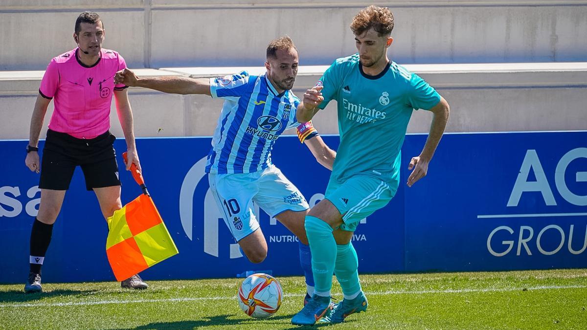 Canario pelea el balón con Pablo Ramón, durante el partido disputado en el Estadi Balear.