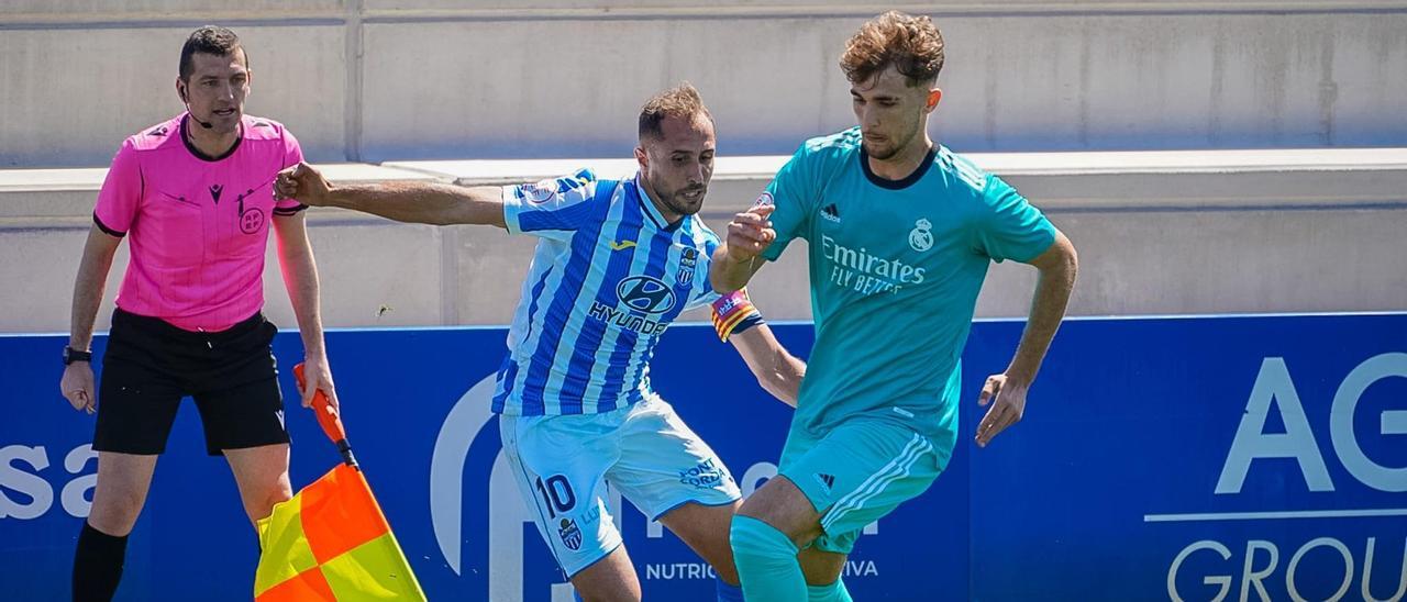 Canario pelea el balón con Pablo Ramón, durante el partido disputado en el Estadi Balear.