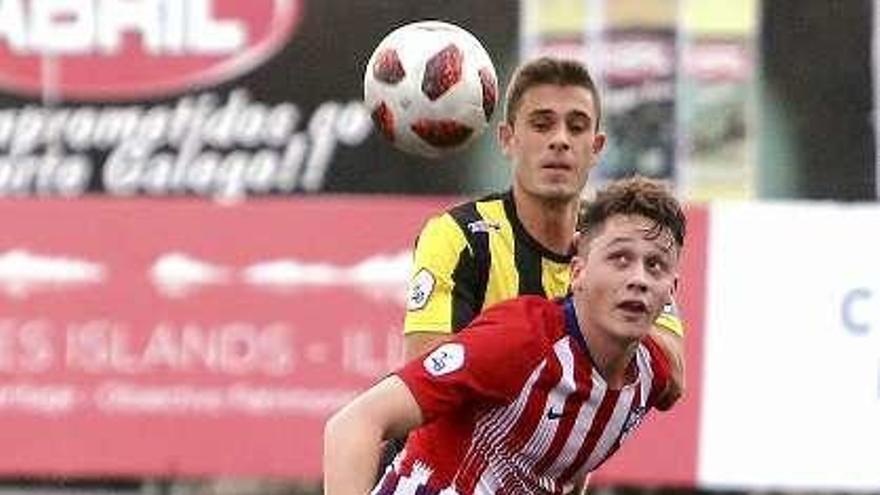 Coti, del Rápido, defiende a un jugador del Atlético de Madrid B. // J. L.