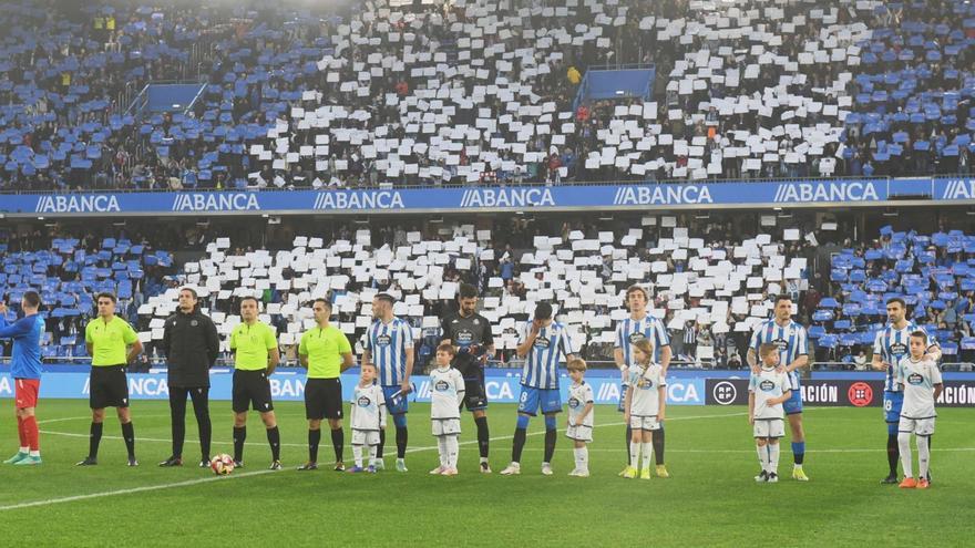 Mosaico el domingo en las gradas de Riazor antes del partido contra el Lugo. |  // CARLOS PARDELLAS