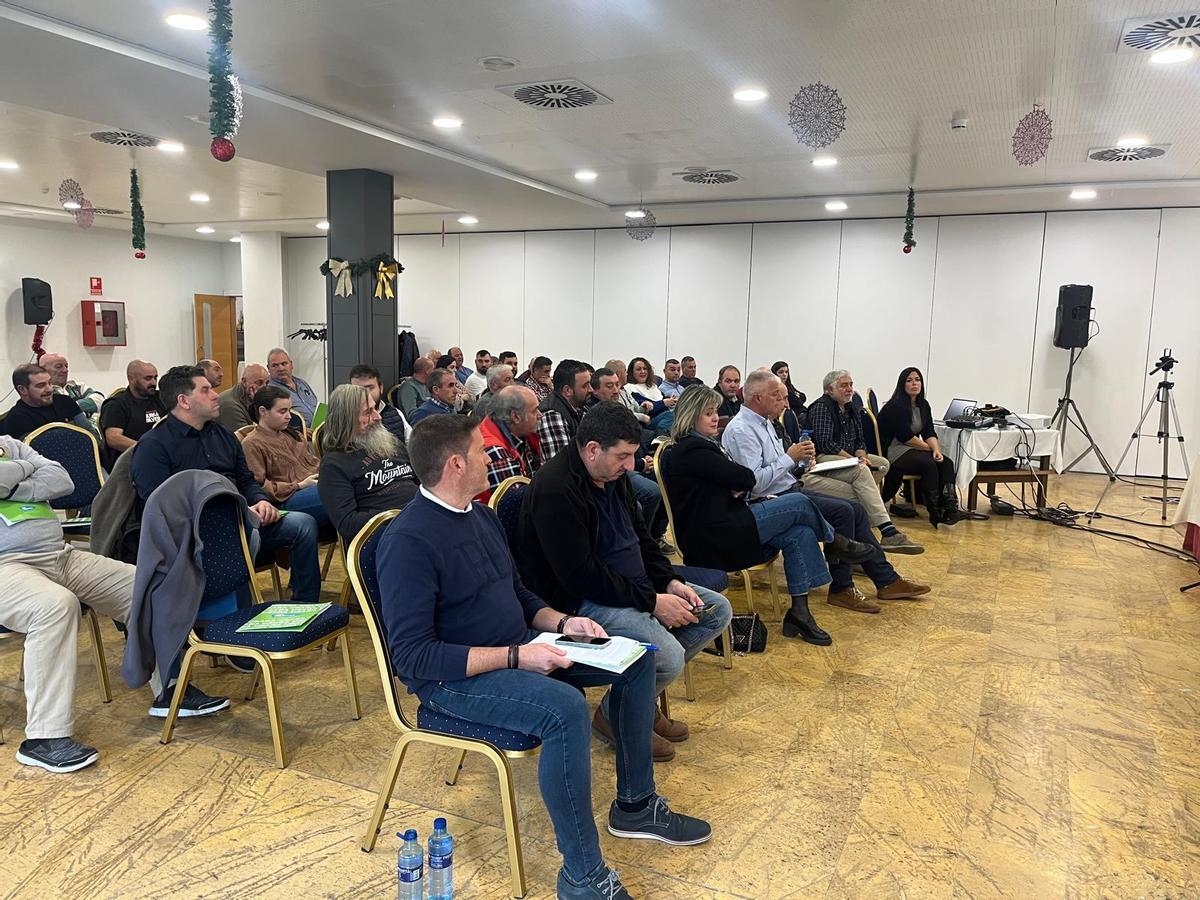 Asistentes a la asamblea de USAGA, en Silvota.