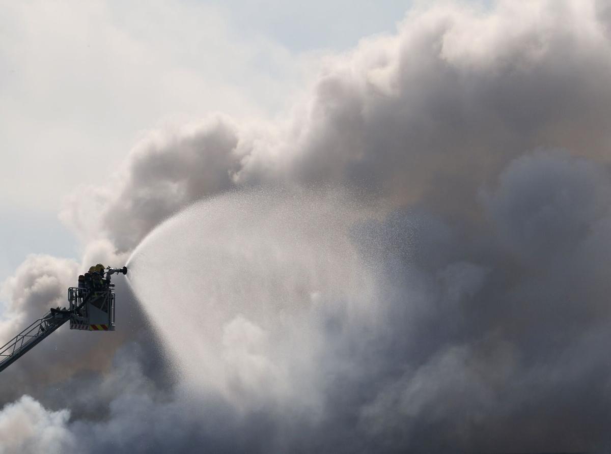 Una imagen tomada el 10 de mayo de 2025 muestra una columna de humo saliendo de un almacén de productos de limpieza para piscinas en la ciudad costera de Vilanova i la Geltrú, al sur de Barcelona. Las autoridades españolas instaron a más de 160.000 personas cerca de Barcelona a permanecer en sus casas el 10 de mayo después de que un incendio en una nave industrial liberara una nube tóxica de cloro sobre una amplia zona.