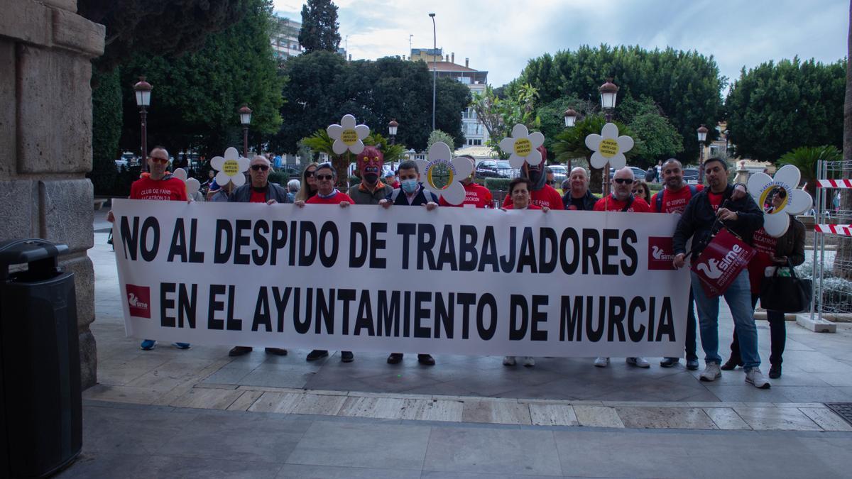 Protesta de interinos la pasada semana a las puertas del Ayuntamiento de Murcia.