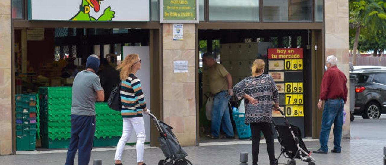 Cola para entrar en un supermercado de la calle Juan Rejón en la capital grancanaria.