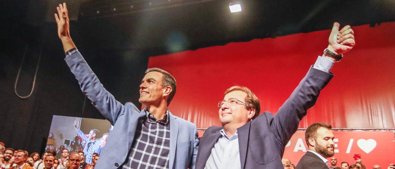 Pedro Sánchez y Guillermo Fernández Vara en un acto del PSOE en Cáceres.