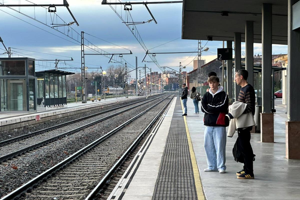 Usuaris esperant l'arribada del tren