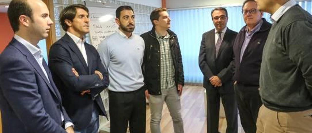 Reunión de diversos cargos del PP en la sede del partido en Orihuela.