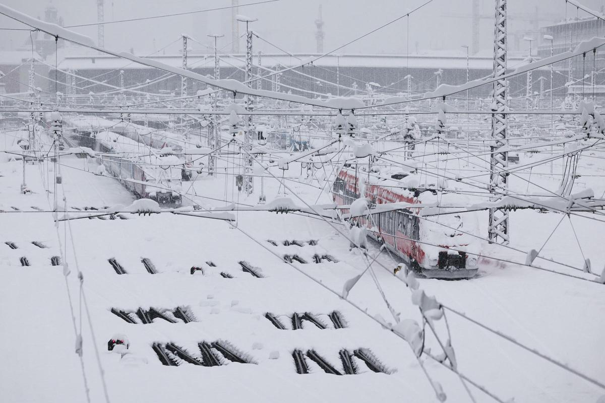 Las vías de tren de la estación de Munich, cubiertas casi totalmente por nieve.