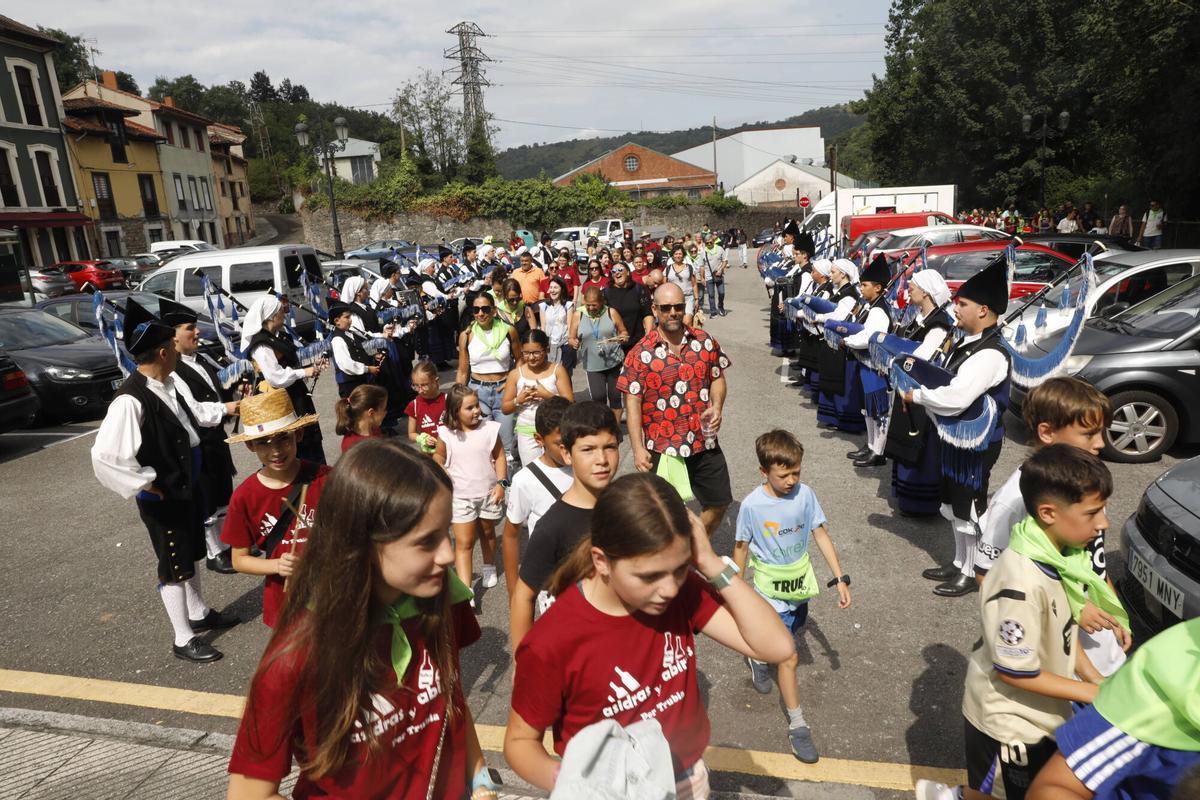 Trubia. El parque de Cataluña. Reportaje en la Jira de las fiestas de la localidad, con los romeros comiendo el bollo