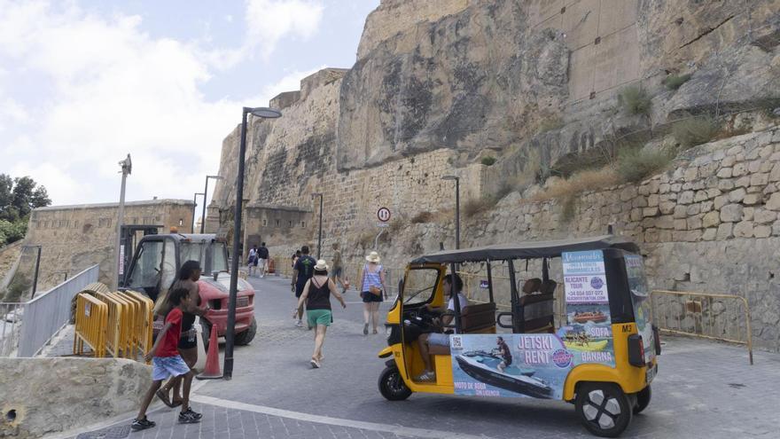 Otro verano sin reglas para los tuctucs en Alicante