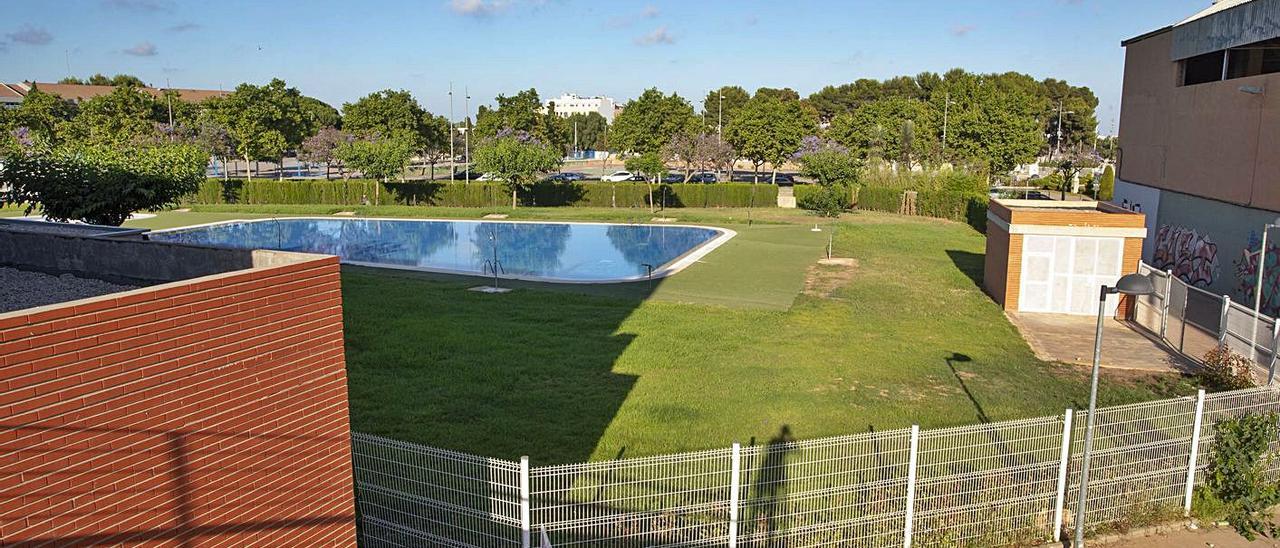 Piscina descubierta entre el trinquet comarcal y el pabellón René Marigil. | DANIEL TORTAJADA