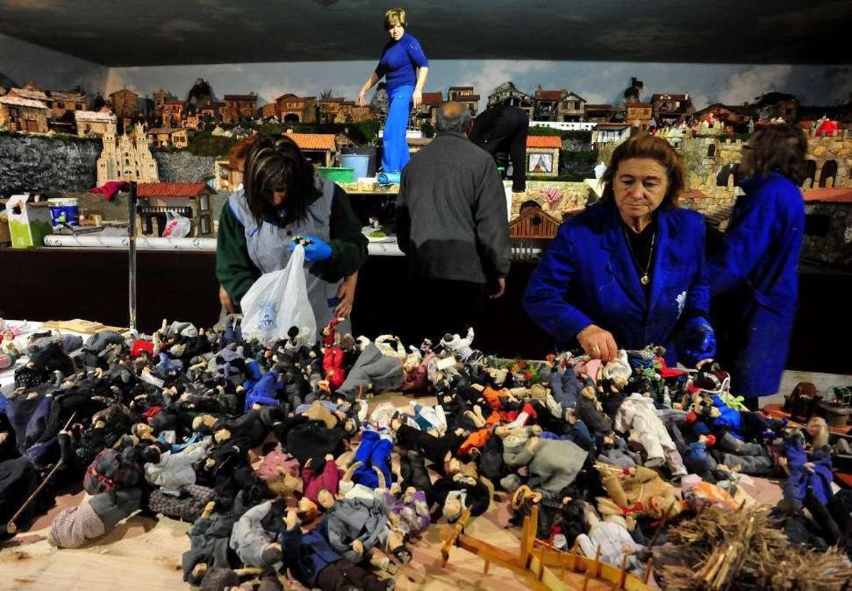 Valga abre las puertas de la Navidad con su belén artesanal
