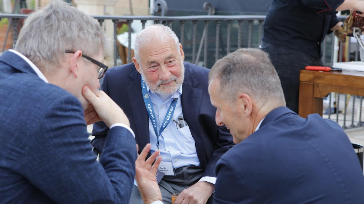 Joseph E. Stiglitz im Gespräch mit Teilnehmern am Wirtschaftsforum Neu Denken in Palma.