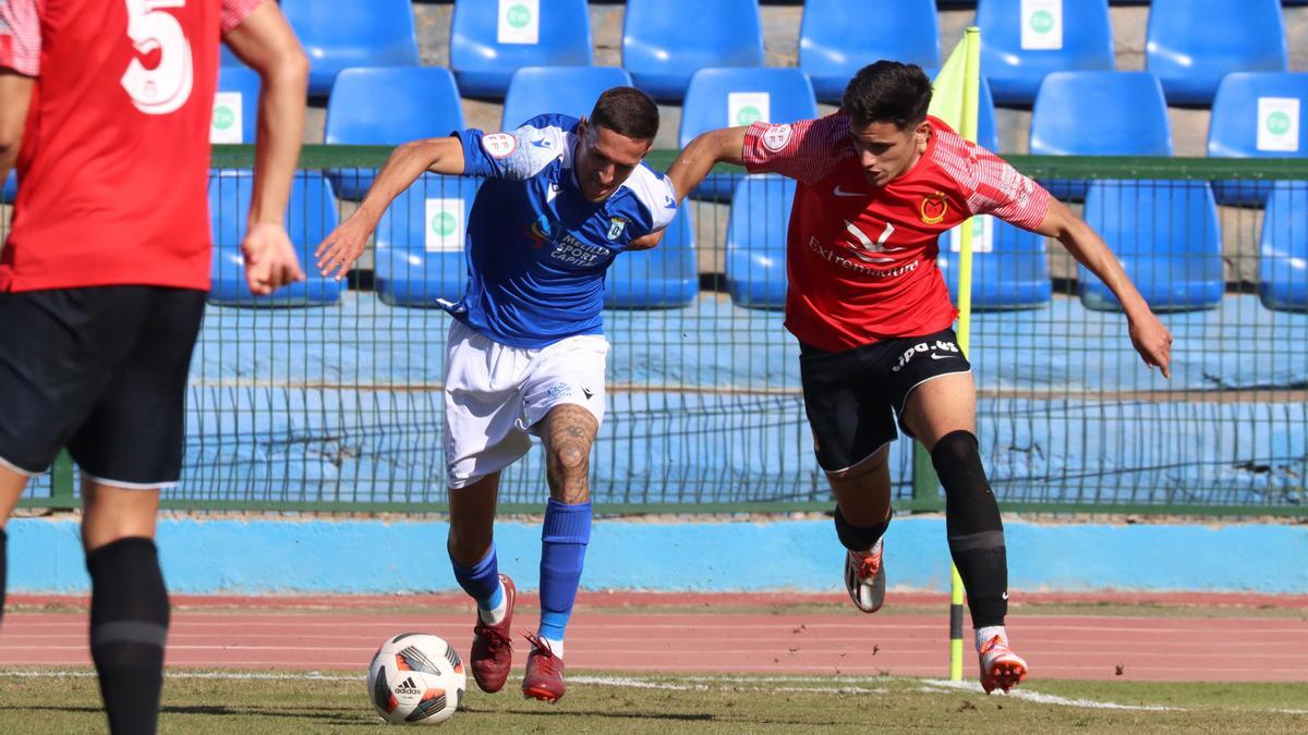 Jugadores de Melilla y Montijo pugnan por el balón durante el partido disputado en el Álvarez Claro.